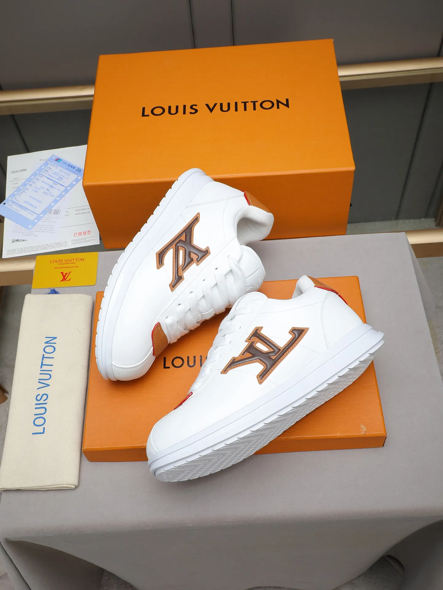 PP560 LV Louis Vuitton L Jialu Brand Runner Tatic Series Thick-soled Casual Sports Shoes Running Shoes Original purchase, development and production This LV Runner Tatic sports shoe combines technical materials such as mesh fabric and ribbons to interpret the inspiration of traditional mountaineering shoes. LV letters are written on one side, the lariat buckle of the quick lacing system is embellished with Monogram flowers and Louis Vuitton logos, and the light and wear-resistant rubber outsole completes the whole. ▪️Fabric: Original imported cowhide + mesh ▪️Inner lining: Original customized breathable mesh ▪️Sole: Original open-molded anti-slip rubber combination material ▪️Size: Men's 38-44 (customized for 45 and 46)